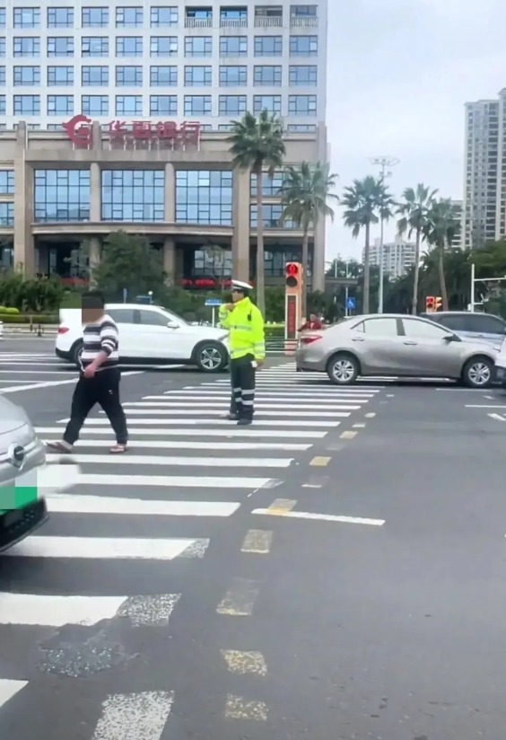 “眼泪都下来了”！海南一交警正执勤，一光膀子大哥扑上来就把他抱住！交警正要推开，