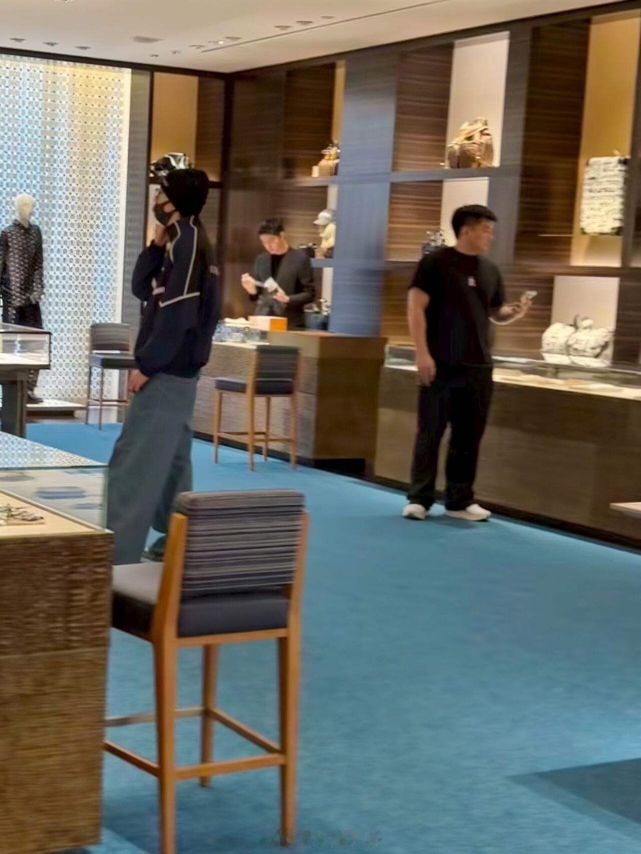 你们都在哪偶遇的，快教教我北京国贸偶遇王鹤棣逛LV网友北京偶遇王鹤棣逛商场​​