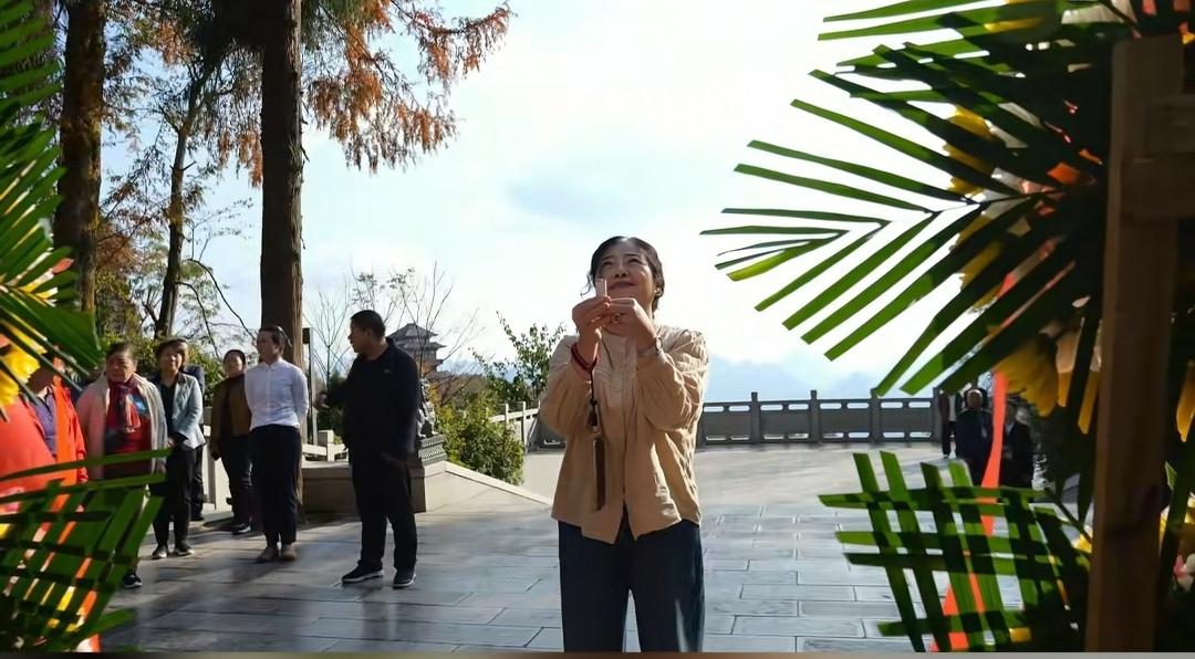 11月16日，贺来毅去了湖南桑植县武陵源区天子山贺龙公园去祭拜爷爷了，表达对爷爷