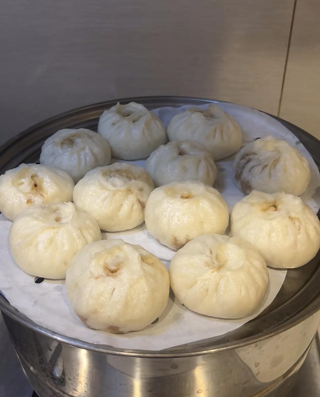 今早去市场买菜，亲眼撞见一家包子店老板买肉，简直颠覆认知！他让卖肉的把少量瘦肉，