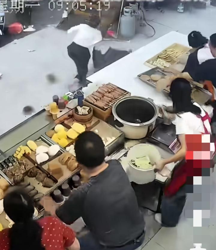 3月30日，广东广州遭遇强对流天气，短时暴雨大风突袭街头，沿街早餐店雨棚险些被狂