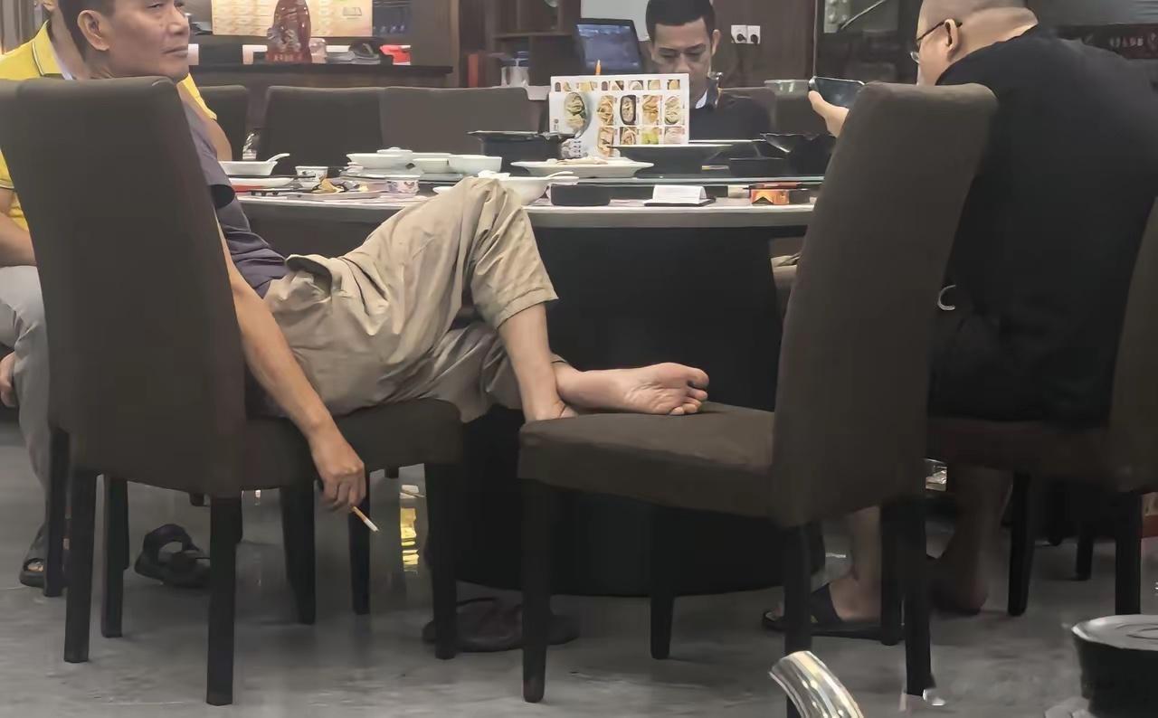 一个在餐厅，一个在高铁上，哪个行为最让人讨厌？