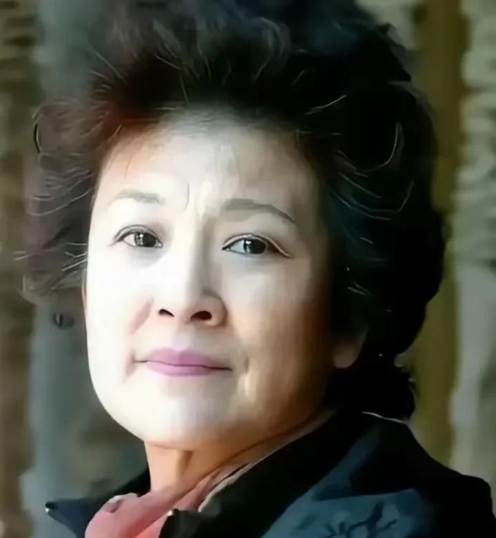 2012年，邓婕去宋春丽家串门，61岁的宋春丽和老伴孙维熙各据沙发一角，屋里静得