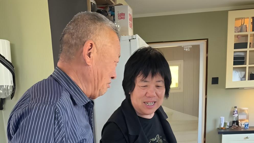中国女儿带爸妈去挪威捡垃圾,新鲜肉蛋奶拿不完,美国人羡慕哭了