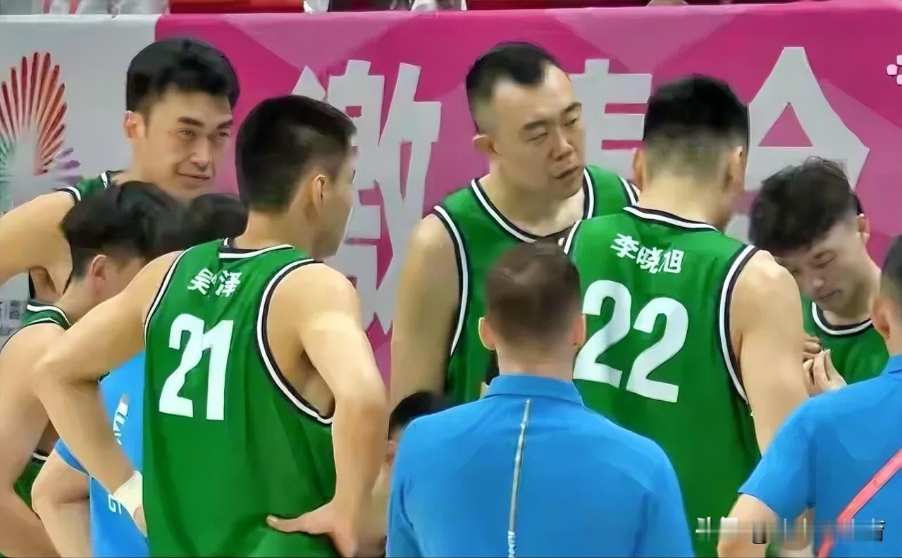 虽然韩德君退役，但辽篮的内线实力却有所提升，其实主要还是这两个原因。虽然老将韩