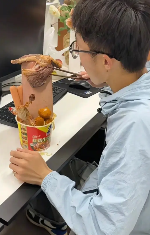 人一旦有了钱就会报复性消费