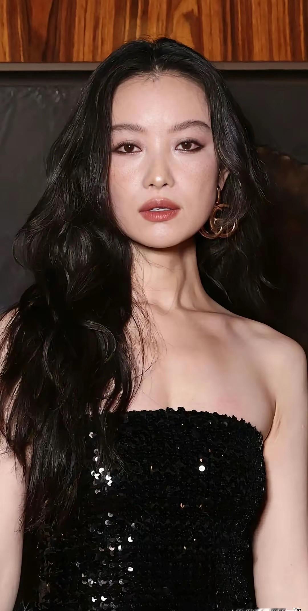 倪妮被群嘲“土”的造型，正在海外封神。这不是翻车，而是一场蓄谋已久的审美叛逃。