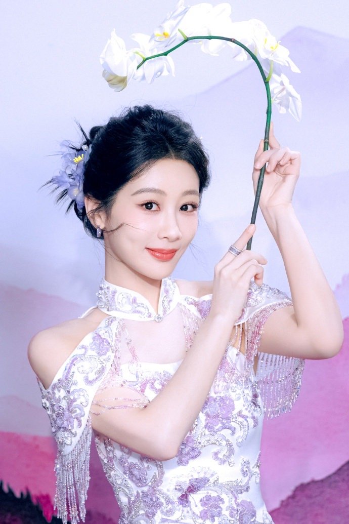 杨紫玉兰花开君再来💜杨紫董竹君你上辈子一定是碳酸饮料吧？不然怎么看见你就开