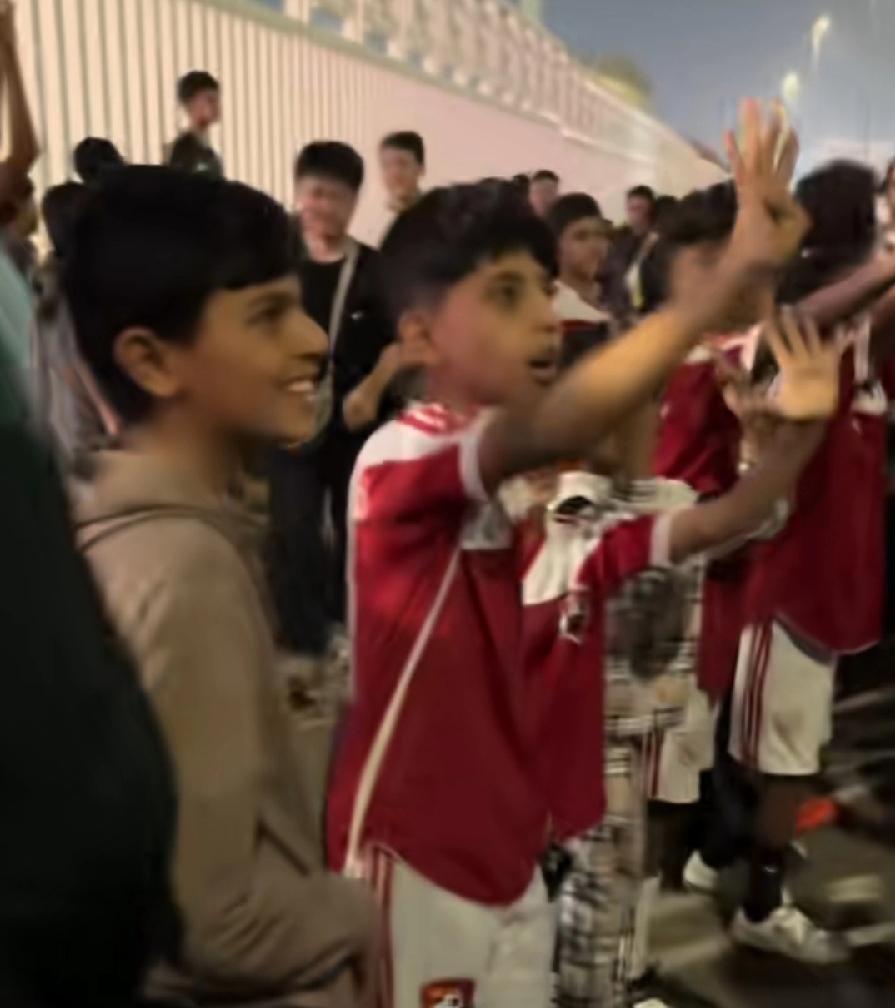 这！沙特小孩子都嘲讽中国球迷！与沙特黄毛一样，用手势比划着4:0，对着中国球迷哇