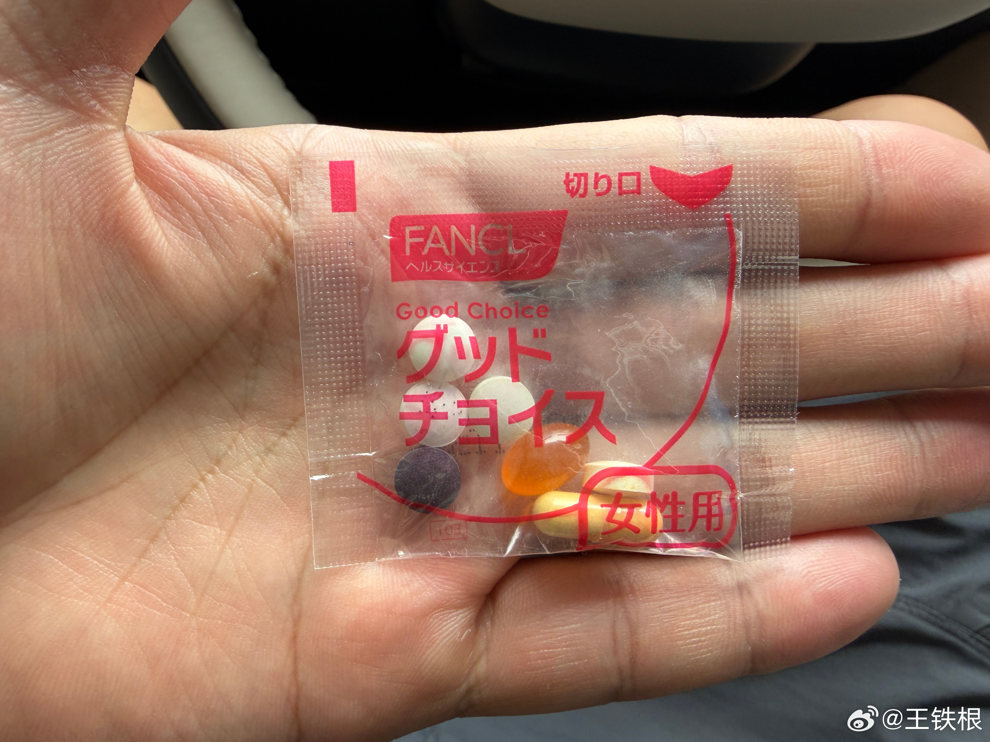 昨天我约一个女酒鬼吃饭，这个女的特点是每周都要戒酒2～3次，每天下决心减肥1次，每月下大决心减肥若干