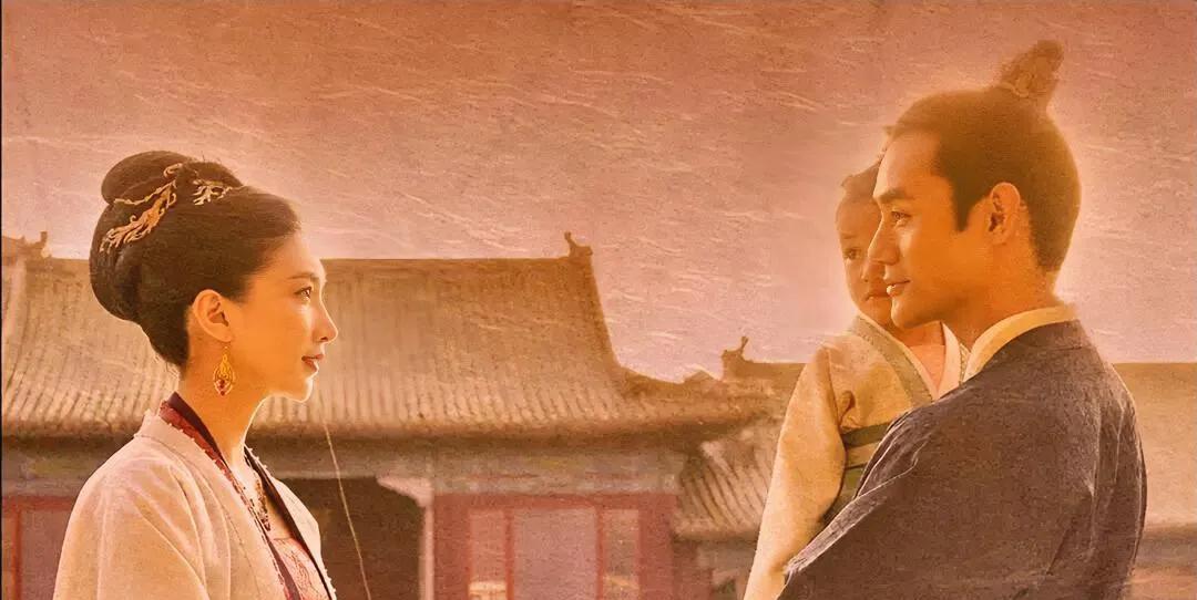 庆历八年，侍卫颜秀叛变闯入寝宫，宋仁宗情急之下往门外脱逃，曹皇后一把抱住仁宗“外