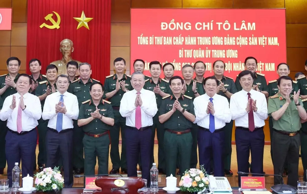 今天，苏林访问了越南国防部，并与潘文江、郑文决等人举行了工作会议。陪同人员除了苏