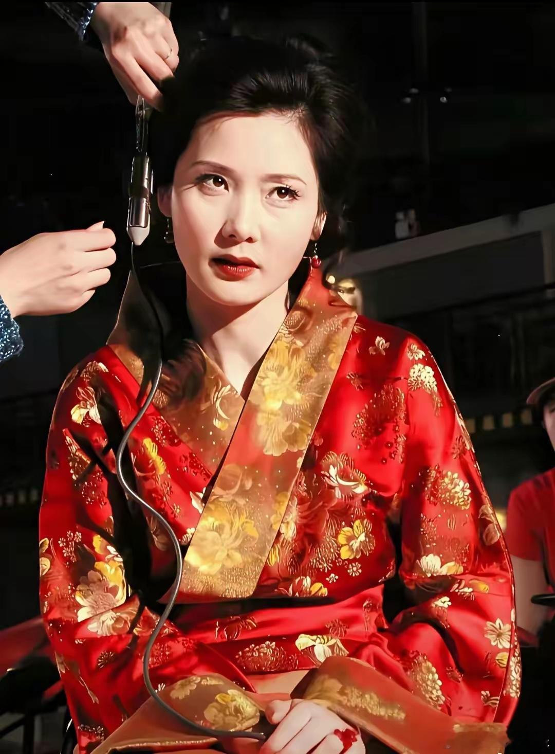 何赛飞，不会是这届一路繁花的“魔丸”吧？她说的话，句句都挺敢讲。​第一，劝刘嘉玲