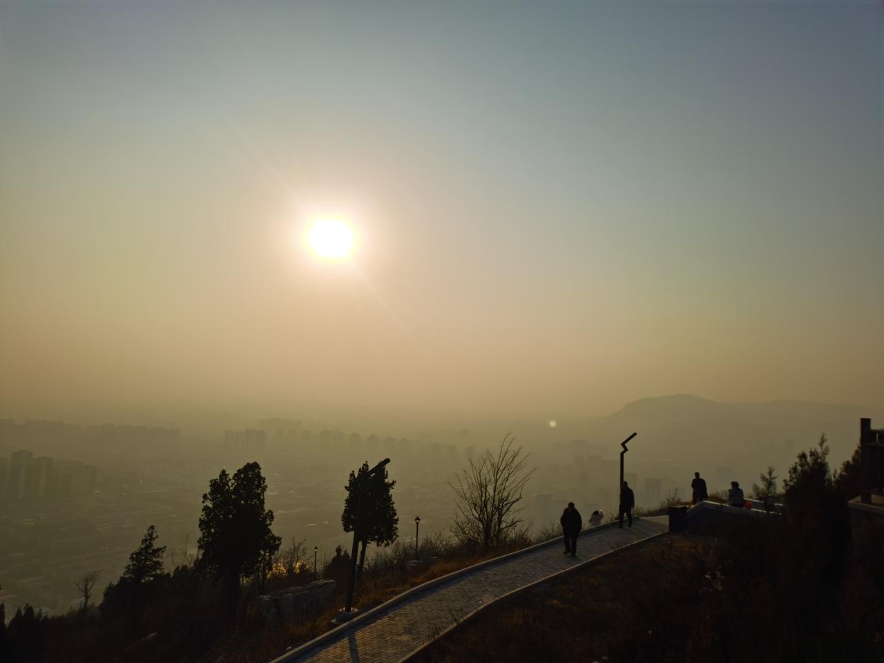 今日运势：乙巳年戊子月辛亥日2025.12.8日鼠：小吉工作效率高牛：