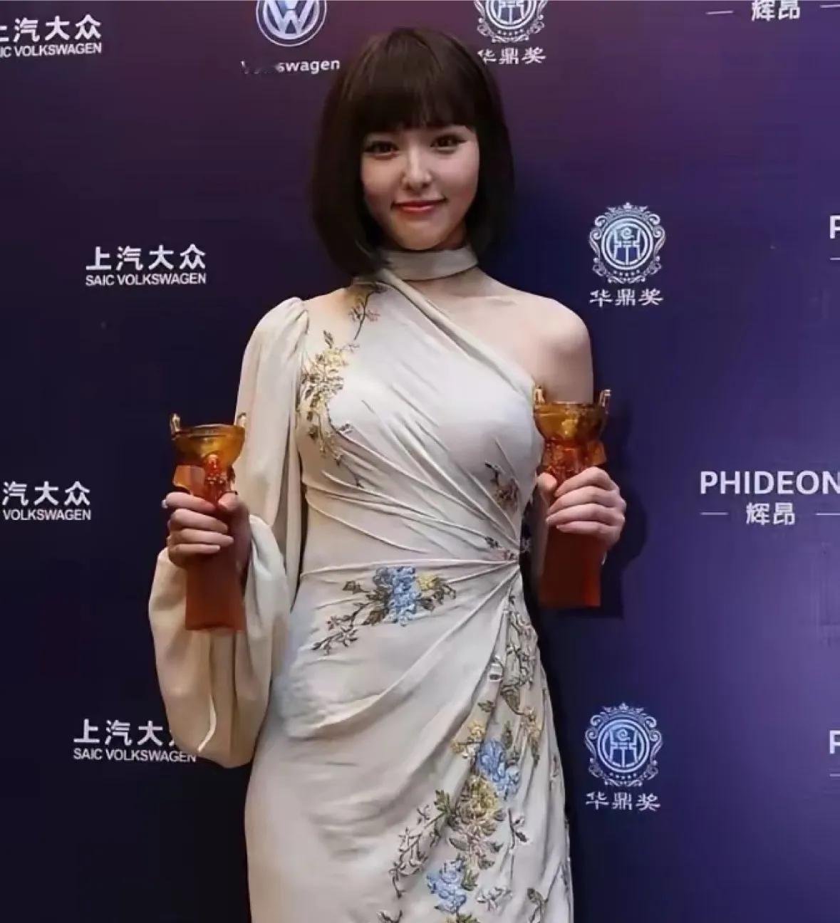 唐嫣华鼎奖造型：美到发光，但这裙也太紧了吧！唐嫣这一身斜肩刺绣裙真的杀疯了