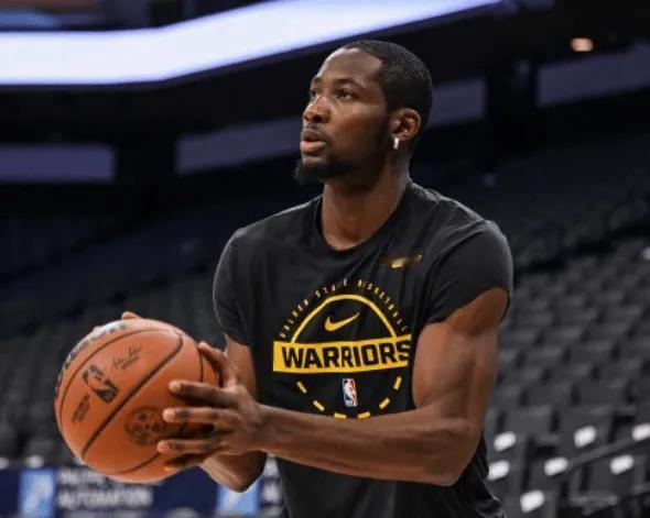 在勇士，都快要跌出轮换的库明加，这么抢手？？？都快成为香饽饽了，难以置信。S