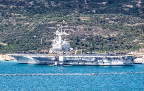 突发！当地时间4月3号，法国最拿得出手的核动力航母“戴高乐”号，偷开进了希腊的苏