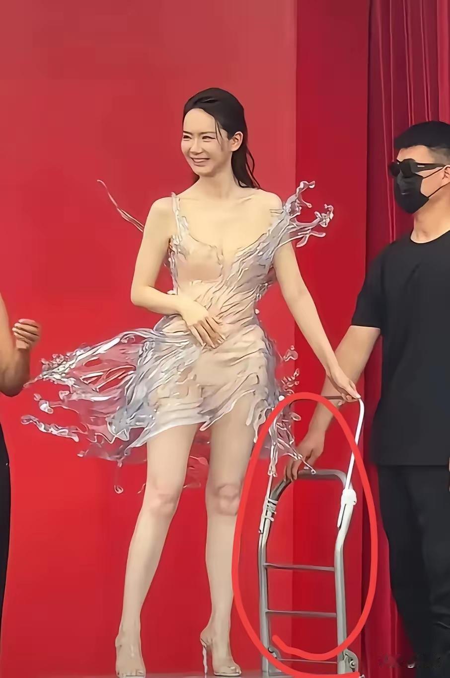 前几天刷到某红毯上那条16公斤的裙子，靠推车才能出场，全场镜头都等着拍它落地时溅