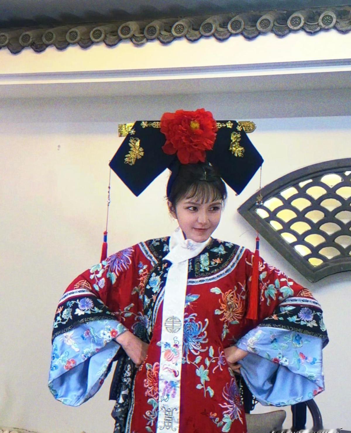 周扬青穿格格服不是玩cos，是卖衣服。北京一场发布会，她把宫廷风穿成了国潮爆款