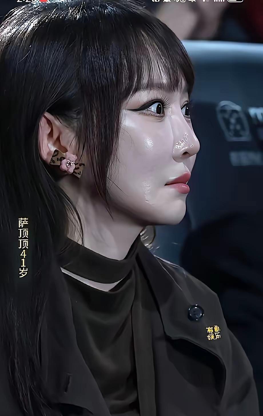 萨顶顶怒目圆睁，以为是有人惹她生气了，细看眼角开大了，只能无时无刻的瞪着眼睛，不