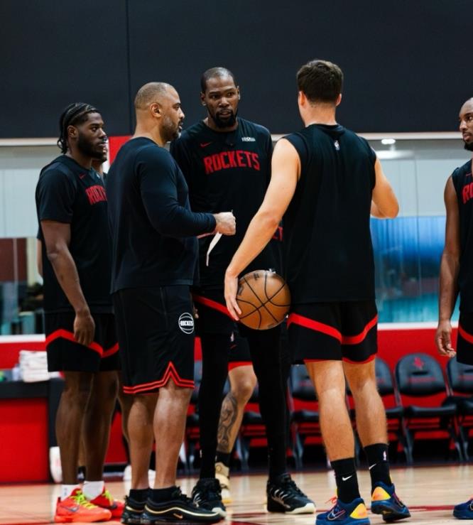 火箭队目前排名西部第四。而根据NBA著名记者凯西·史密斯晒出的本赛季至今进攻效率