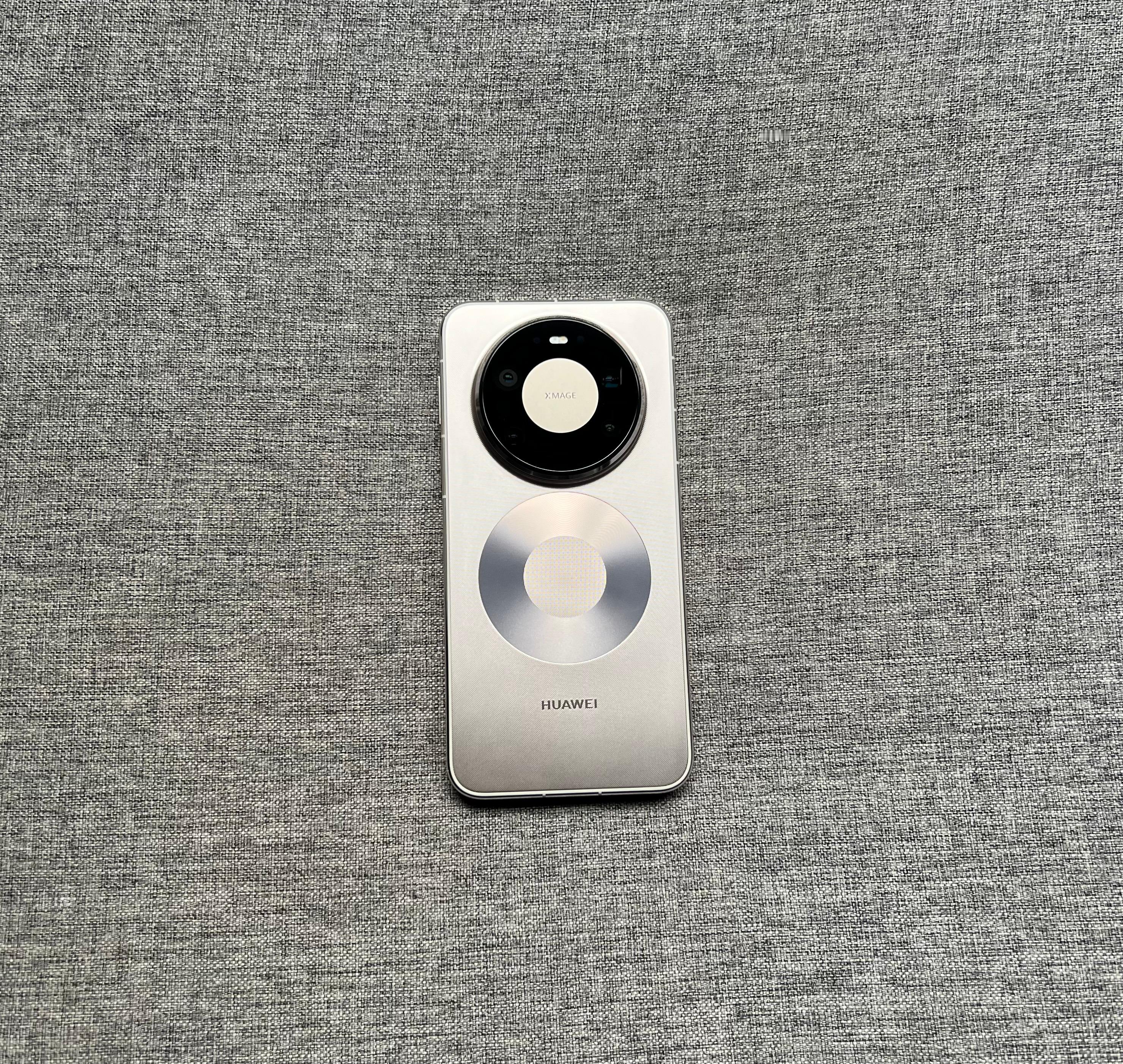 华为Mate80ProMax16+512G极昼金，屏幕完美，中框细小划痕