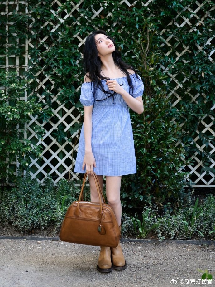 刘浩存春日氧气少女刘浩存早春氧气感好喜欢这组图，淡淡的但是纯纯的。特别有少女感谁