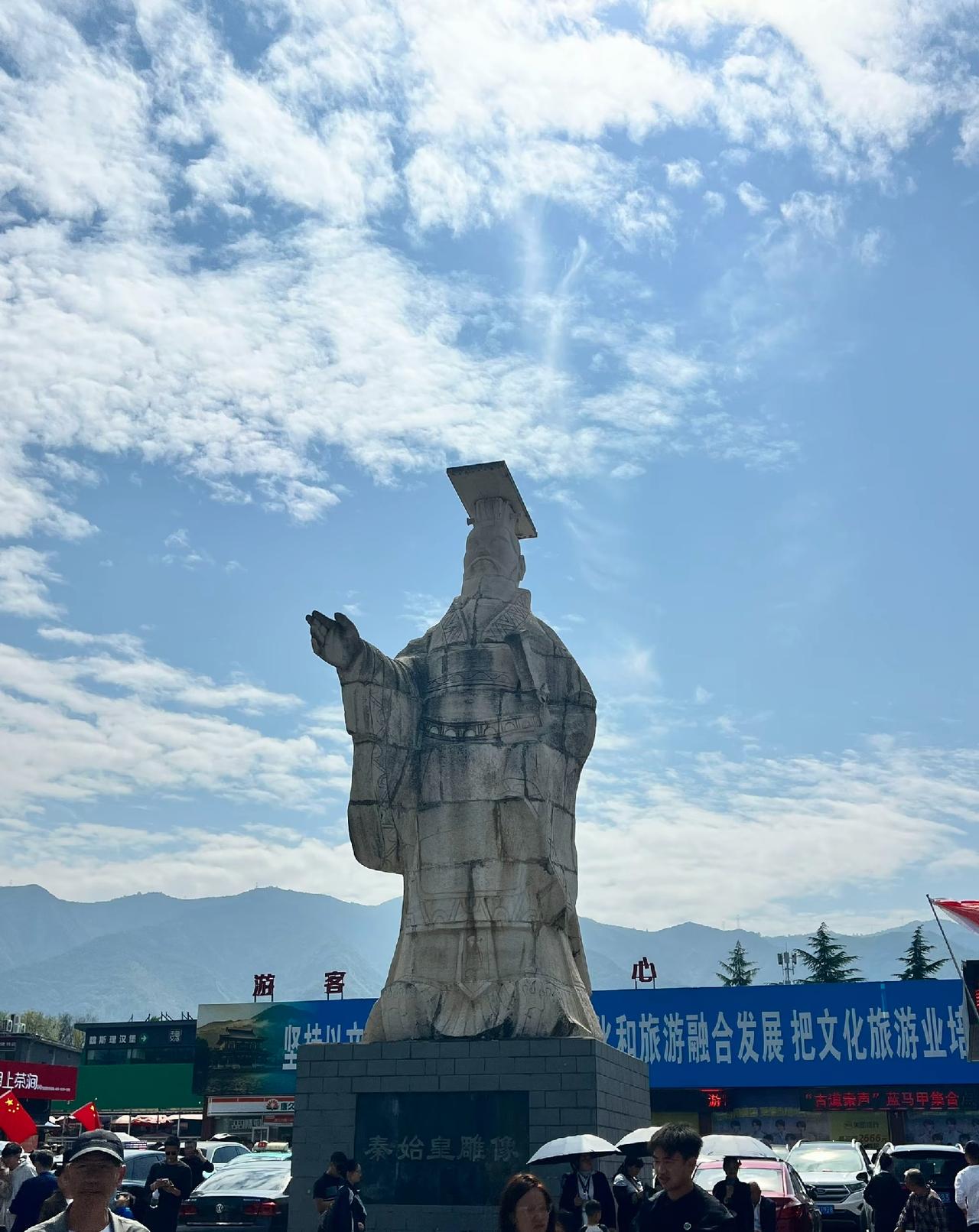 朋友说他们部门有个同事离职了，没有一个人寒暄，就交接了工作，默默收拾东西自己走了