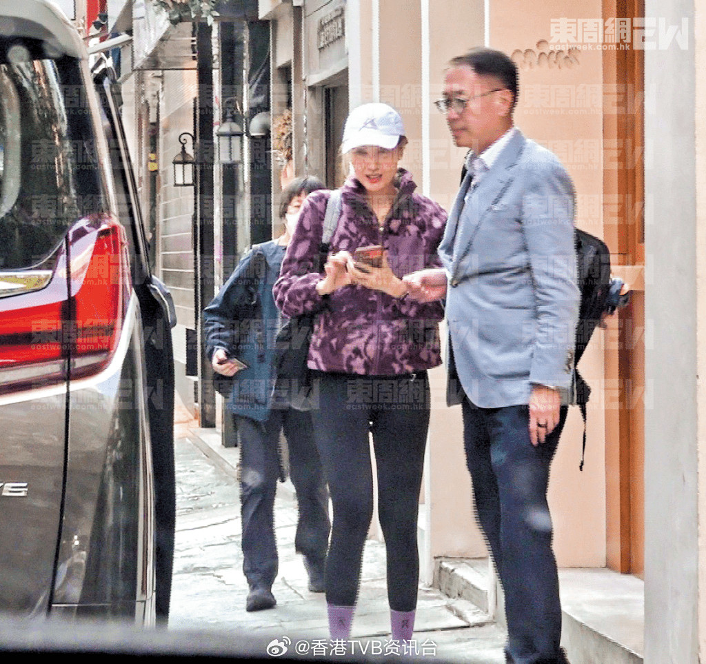 东周刊：许晋亨烈日下排队等位李嘉欣悠闲享用人气餐厅现年55岁的李嘉欣是公认的大