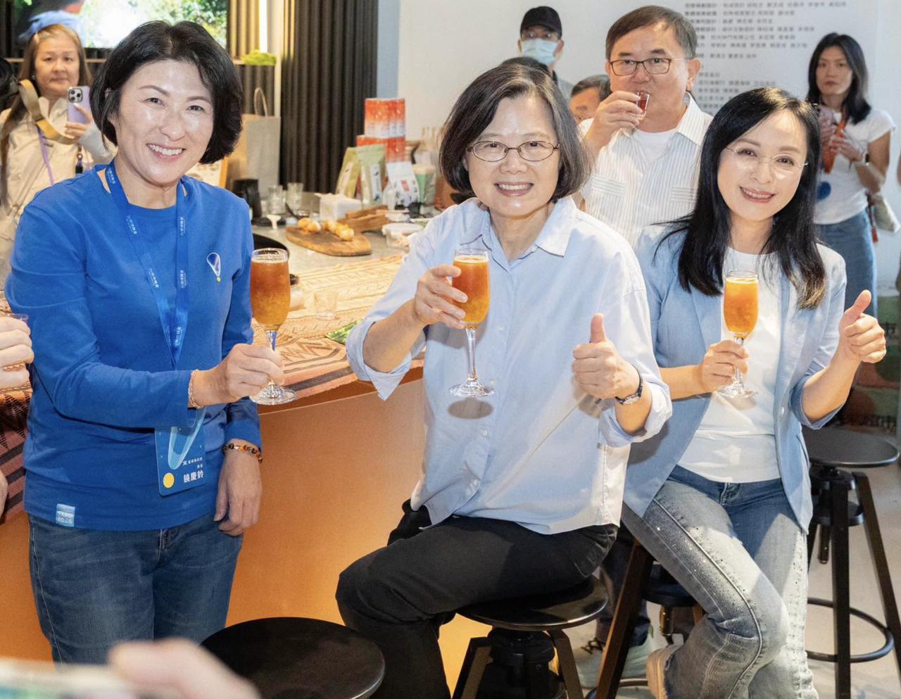 蔡英文出手摆平台东绿营分裂！同框国民党县长喝红乌龙蔡英文今（4）日在脸书发文