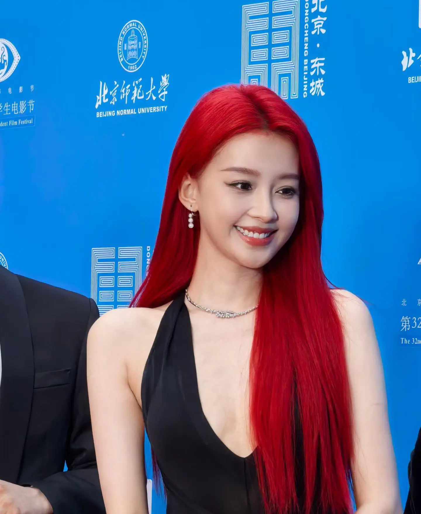 红发孙怡离开董子健后3个最大的变化：1.不用再弯腰曲腿去迁就董子健的身高，以前