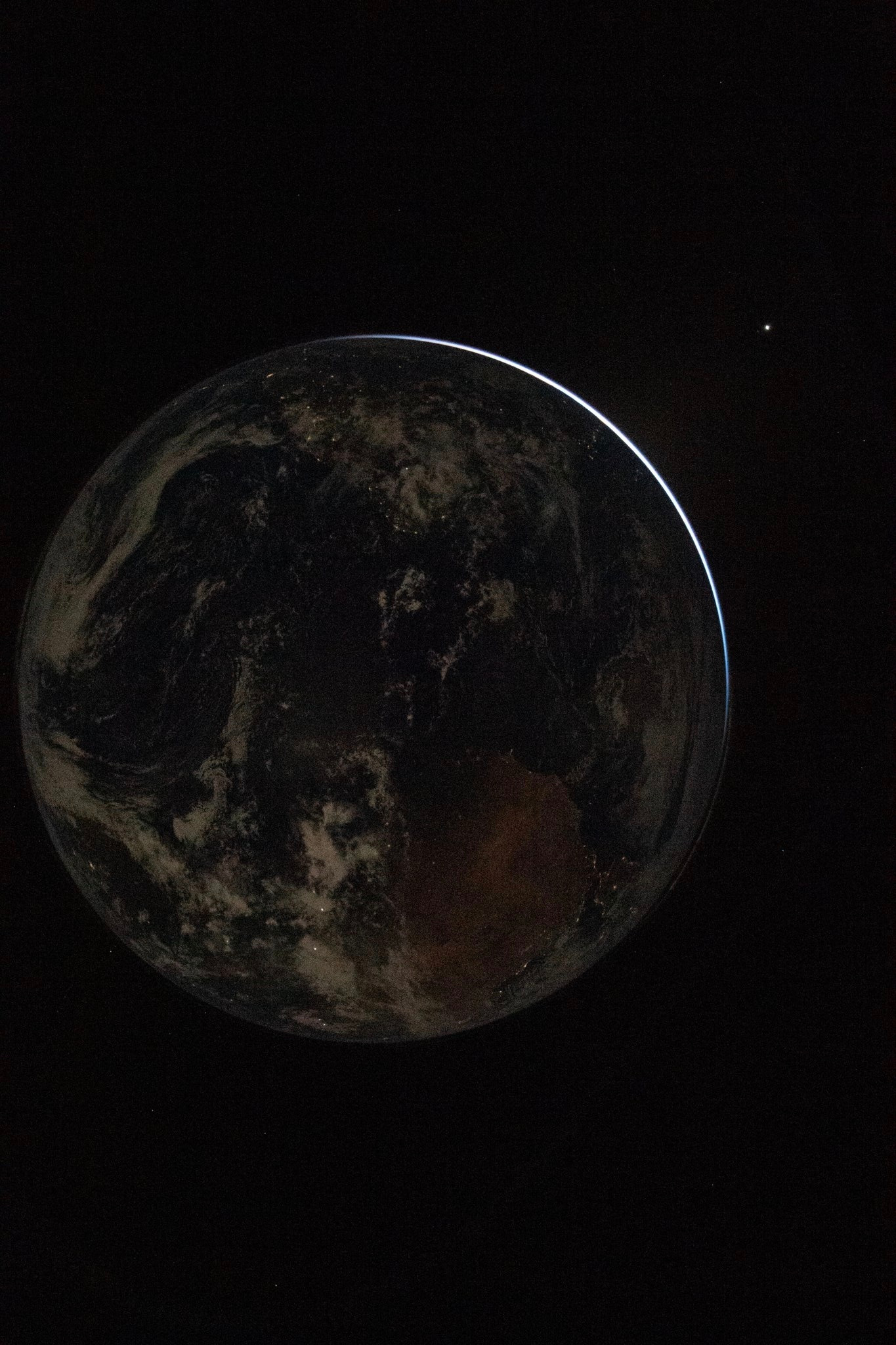 此时此刻，三个美国人一个加拿大人的乘坐的阿尔忒弥斯II飞船已经飞过一半路程！¹