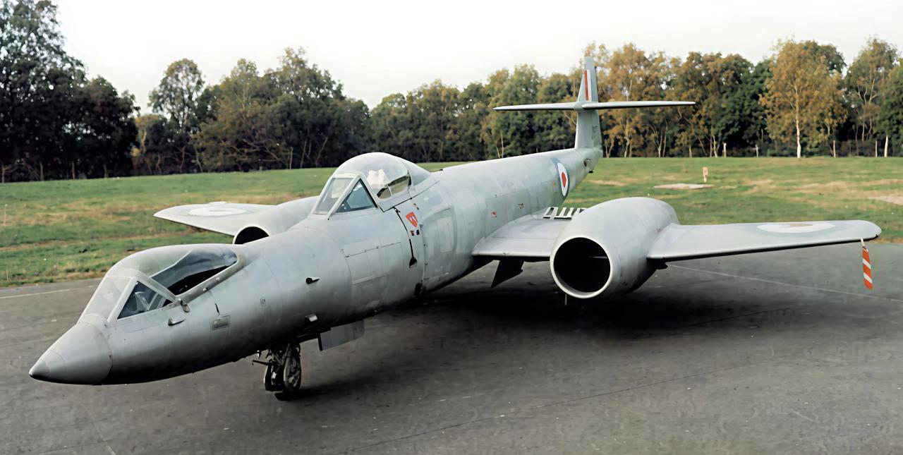 英国二战后就没设计过一款好看的飞机，全是奇葩造型。这架<em>格洛斯特</em>的流星F8(WK