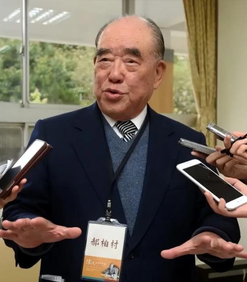 1958年金门炮战前，郝柏村作为第九师师长戍守小金门，蒋介石亲赴小金门视察，对郝