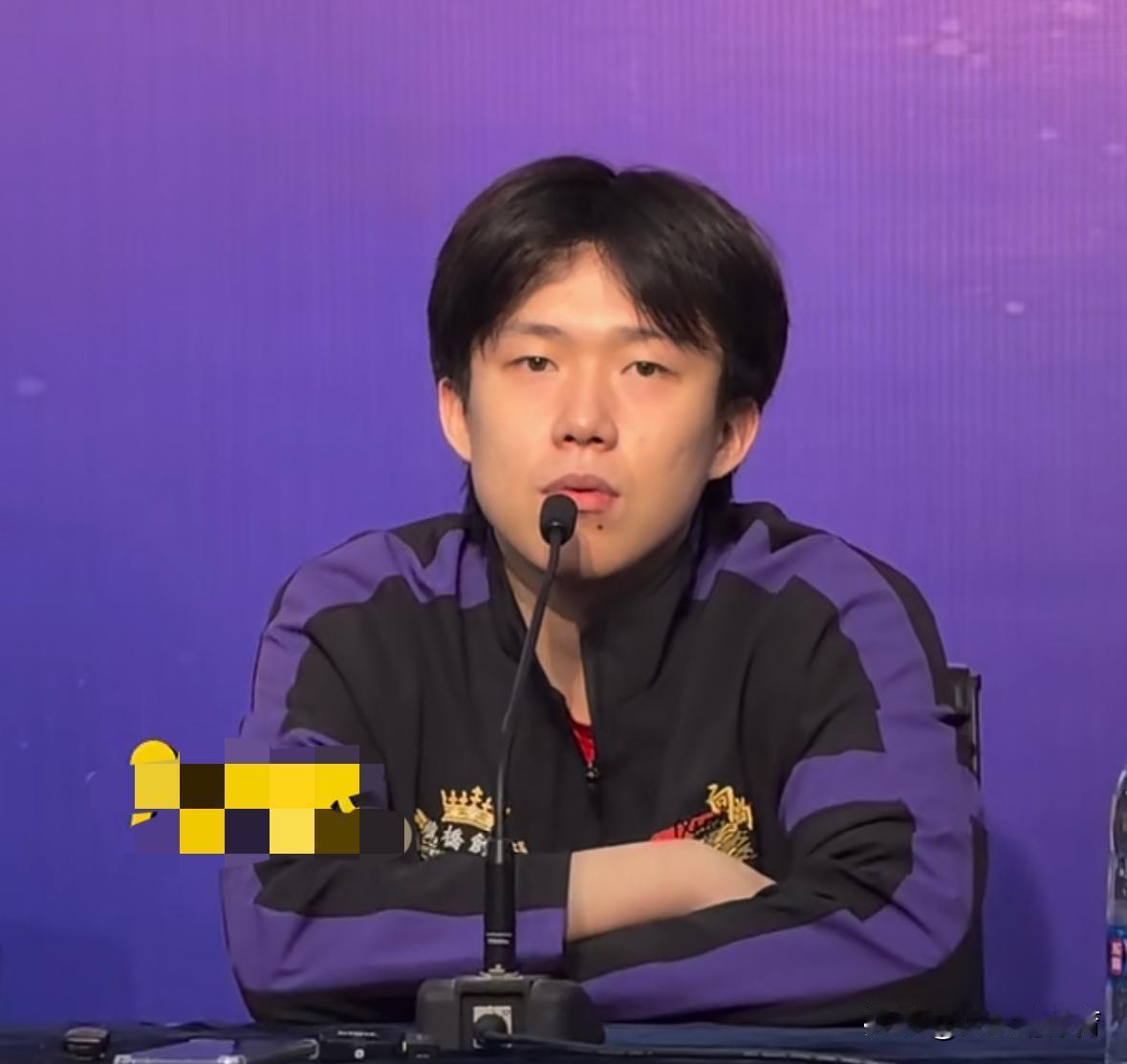 王楚钦退出冠军赛，中国乒协立刻把他列为头号培养对象。去年此时，急性伤病撕裂他肩