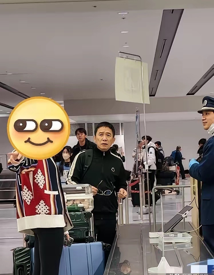 日本北海道机场偶遇梁朝伟和老婆刘嘉玲他们又去滑雪了，咱也不知道夫妻俩人为什么那么