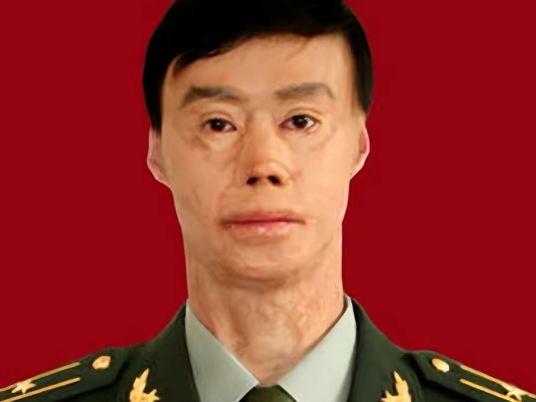 1995年，一名解放军战士在乘车回部队的途中，劝司机不要停下加油，但司机执意停下