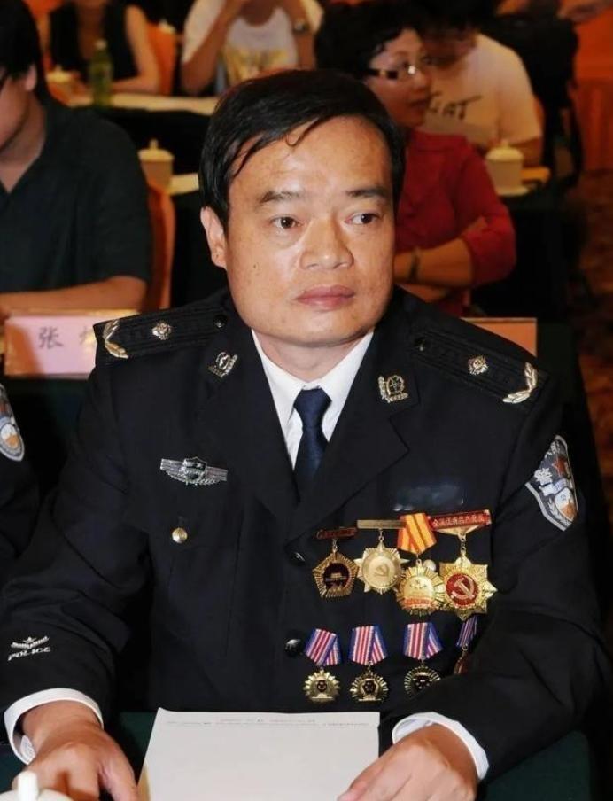 1992年，缉毒警察明正彬20岁的侄子参与贩毒，被他亲自抓获，并判死刑。行刑前