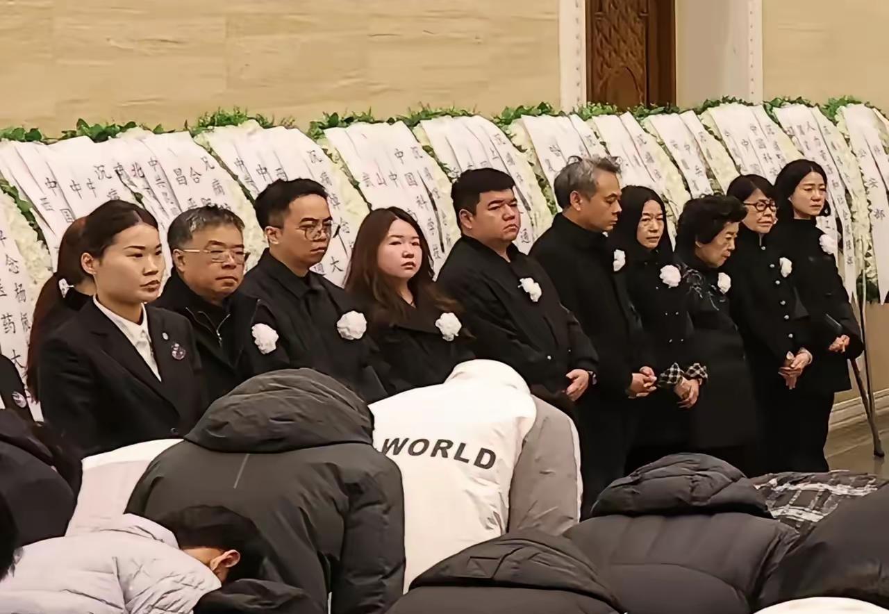 杨振宁告别仪式，覆盖国旗是最高的褒奖。仪仗队抬棺，身盖国旗，这是高规格的机遇，