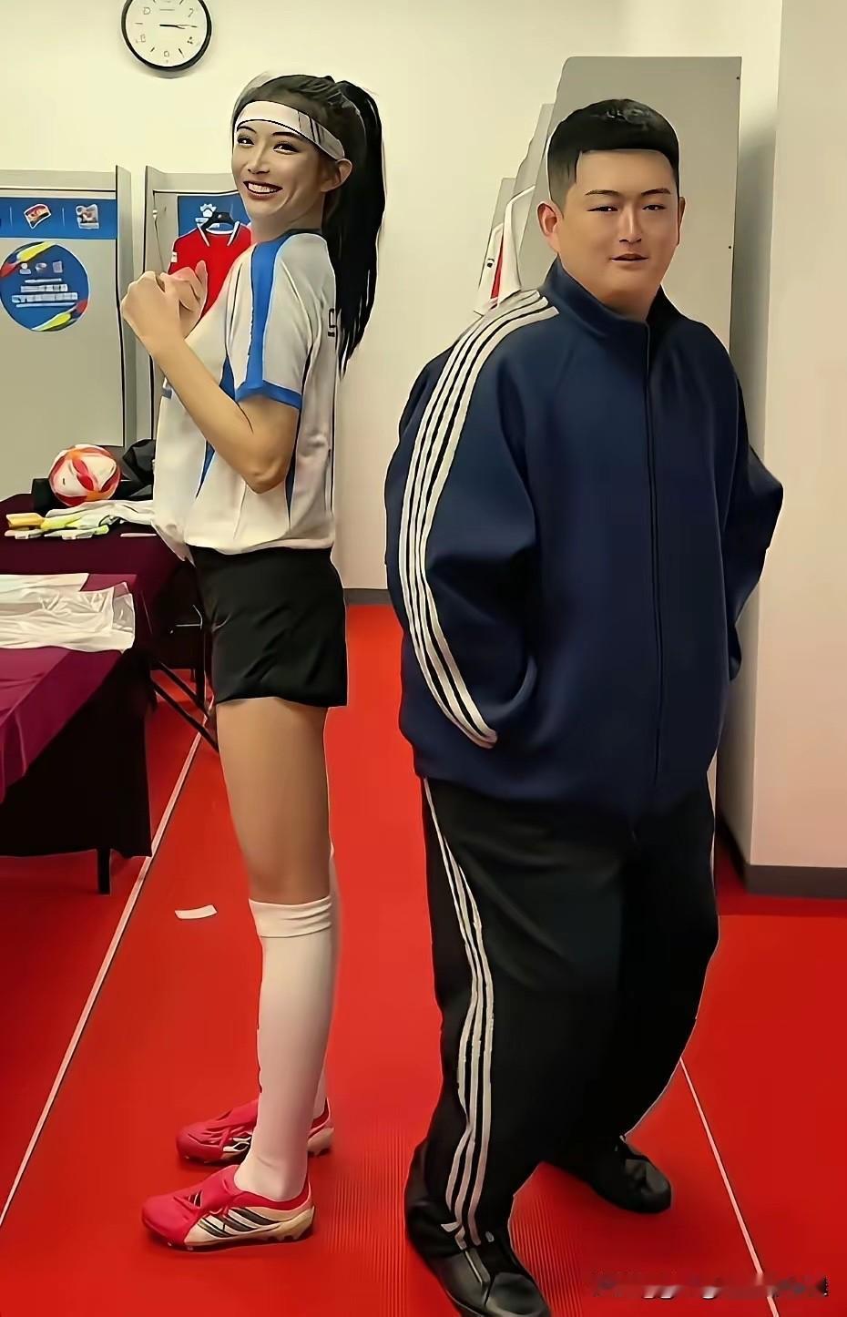 赵大牛旁边这个美女看着好眼熟，就是想不起来是谁了！[捂脸哭][捂脸哭]