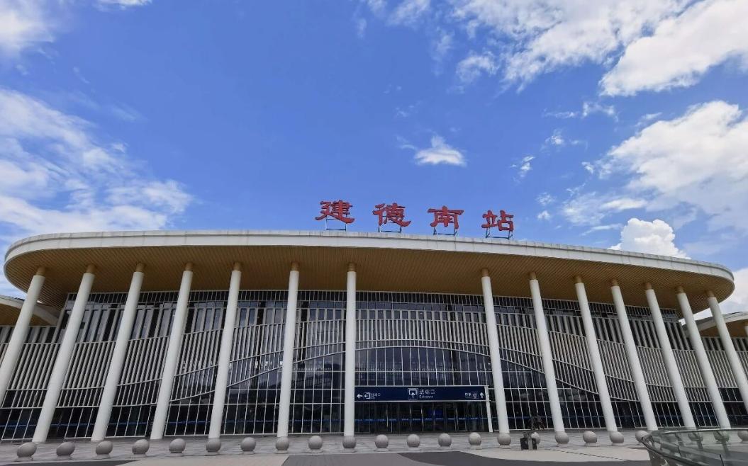 前两天带家里初中生从衢州回杭州，顺手刷了趟杭衢高铁，本来只想“多一条线少点挤”，