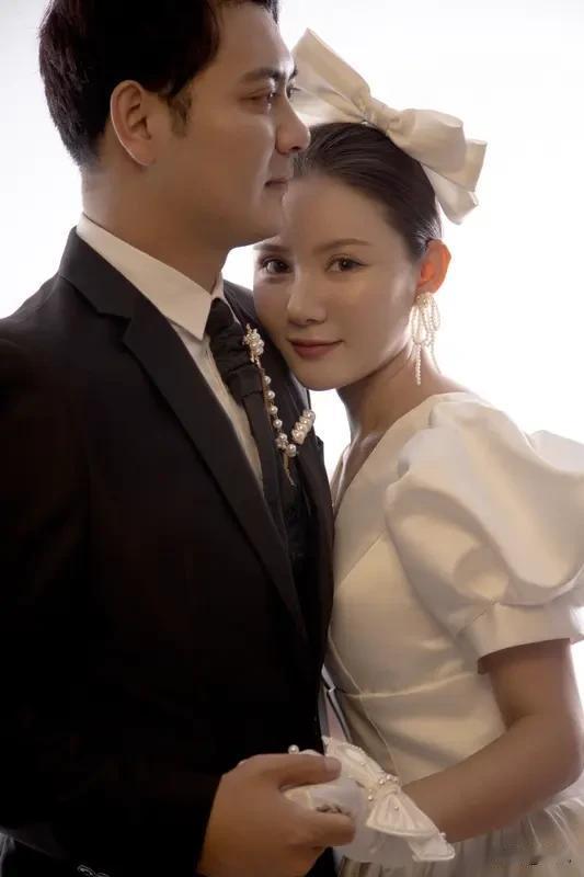 我给弟弟转了二十万，老公得知后也给他妈转了二十万。弟弟结婚缺彩礼，我便给了他二