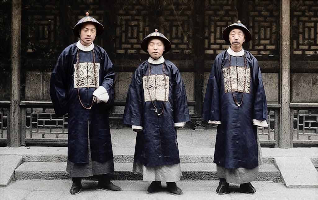 1903年，北京，袁世凯、张百熙与朱启钤在京师大学堂译学馆前合影。位于中间、身材