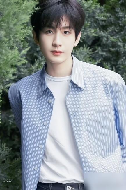 成毅这次解约像极了当年杨紫的路数。杨紫22年和欢瑞对赌，靠《沉香如屑》超1500