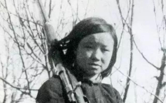 在1944年，一位勇敢的中国姑娘，名叫刘杰英，将一名鬼子的头摁进了一锅沸腾的开水