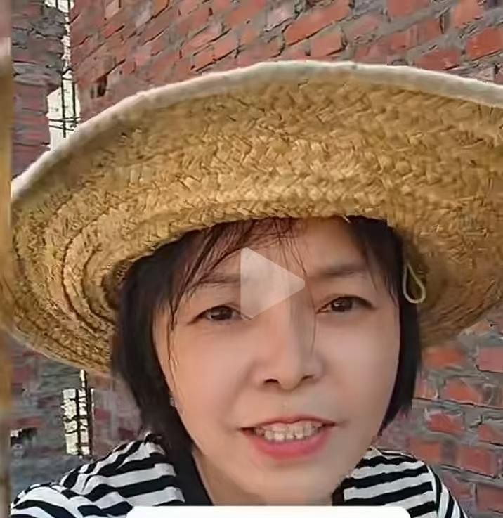 美女怒怼专家！专家说：“回农村建房的脑壳都有问题，一年又住不了几回，没有学校，沒