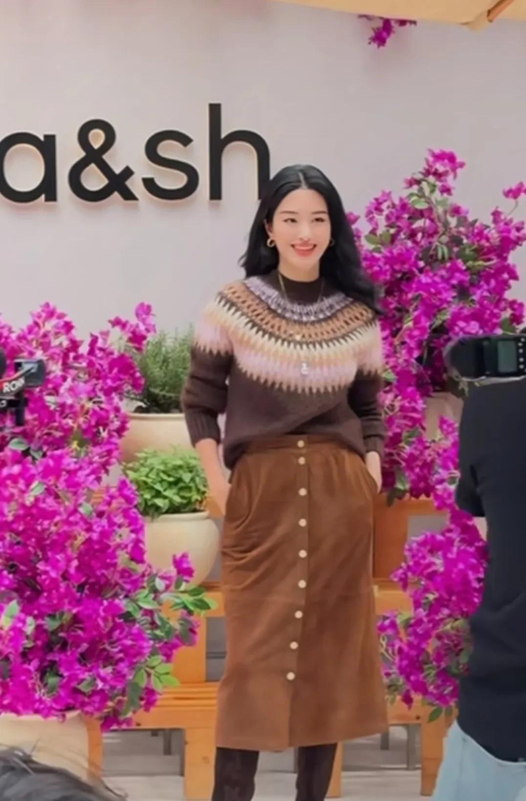 杨采钰现身深圳万象城出席活动，本人这颜值，气质真的好权威，不愧是能与刘亦菲一较高