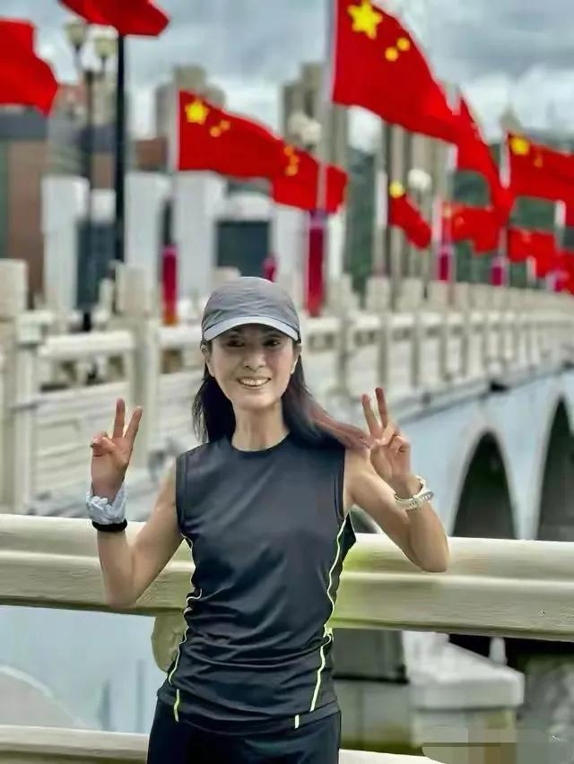 70岁的米雪身材保养得极佳，身上几乎不见赘肉，这直接得益于她日常坚持跑步锻炼。米