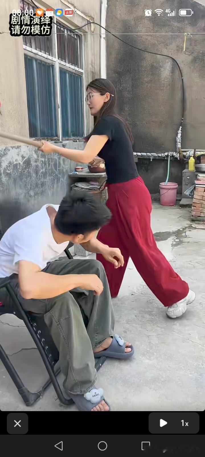 一对年轻夫妻上演奇葩一幕，让人忍俊不禁。老公躺在折椅上休息，老婆突然持铲袭击其头