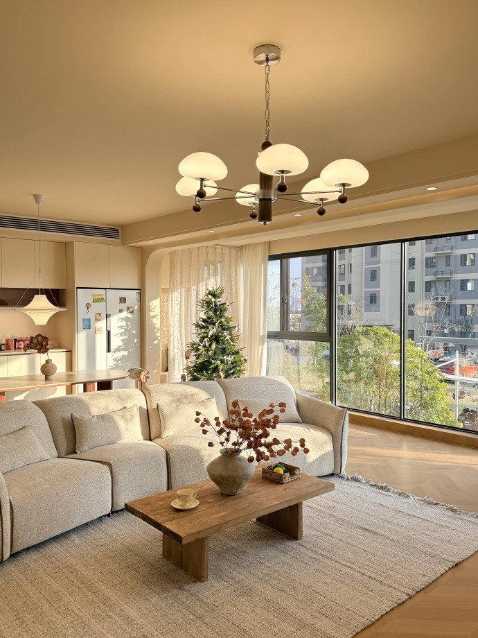 精装改造室内100平的中古风..大横厅看着确实很舒服..